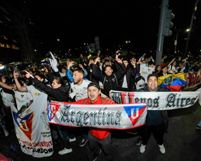 (FOTOS) El banderazo de los hinchas de LDU en Argentina