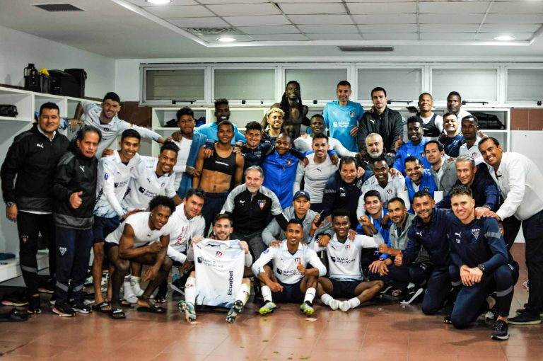 (VIDEO) FIESTA EN EL CAMERINO: El alocado festejo de LDU en Argentina
