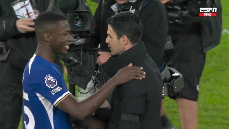 (VIDEO) Efusivo saludo entre Moi Caicedo y Arteta