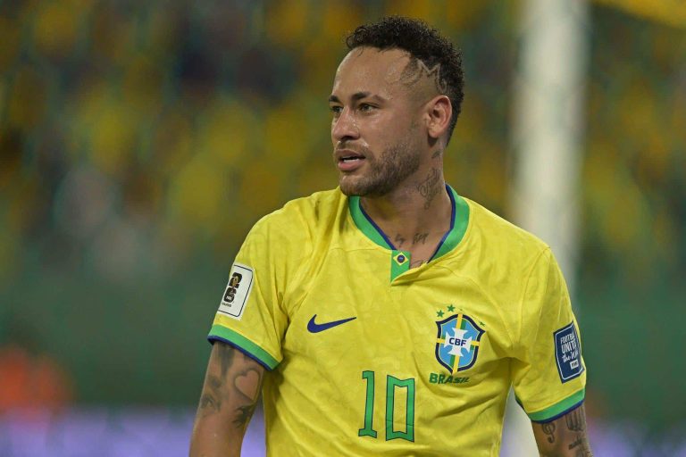 (VIDEO) INSÓLITO: Le tiraron comida a Neymar por el empate de Brasil