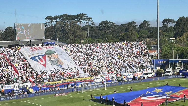 Hinchas de LDU mostraron una bandera en honor a Rodrigo Paz