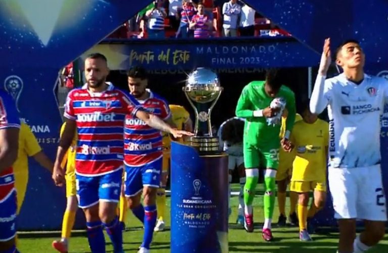 Jugador de Fortaleza tocó la copa de la Sudamericana previo a la final ante LDU