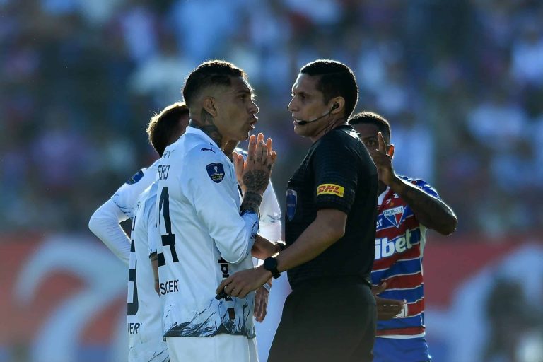 (VIDEO) Paolo Guerrero se volvió ‘loco’ tras ser amonestado en la final