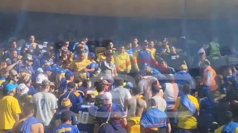 (VIDEO) Lamentable: Hinchas de Boca golpearon a uno de River tras la derrota