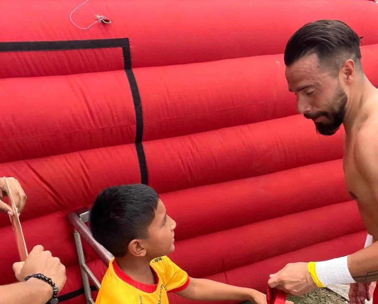 Gran gesto de Galíndez con un pequeño hincha de BSC