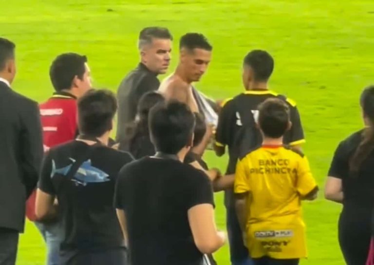 (VIDEO) Lindo gesto de Jesús Trindade con un pequeño hincha de BSC