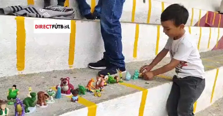 (VIDEO) Pequeño aficionado de Gualaceo llevó sus juguetes para hacerle barra a su equipo