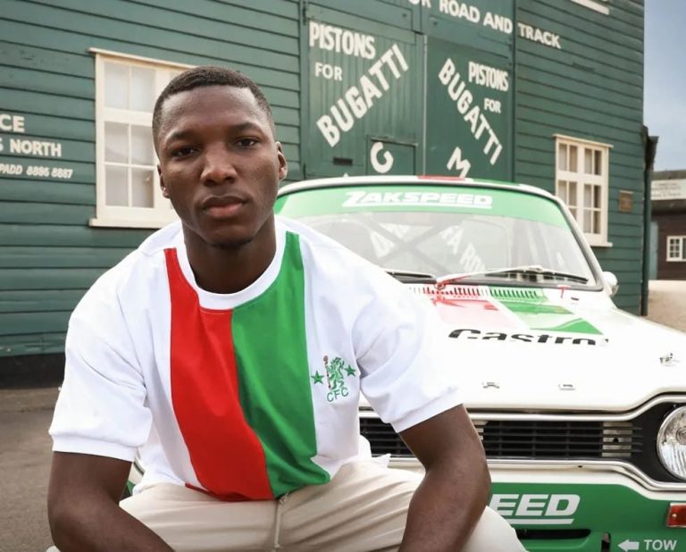 (FOTOS) Moi Caicedo, modelo de la nueva camiseta retro del Chelsea