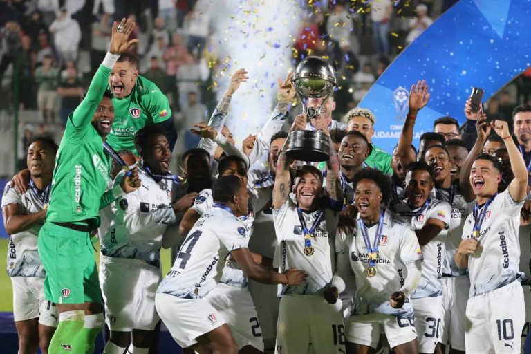 (VIDEO) El momento cumbre: LDU alzando la Copa Sudamericana 2023
