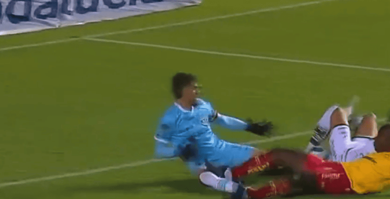 (VIDEO) Tremenda plancha a Burrai que no tuvo castigo