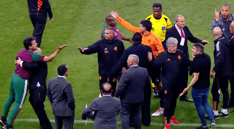 (VIDEO) El picante cruce de Coudet con Diniz tras el final de Inter vs. Fluminense