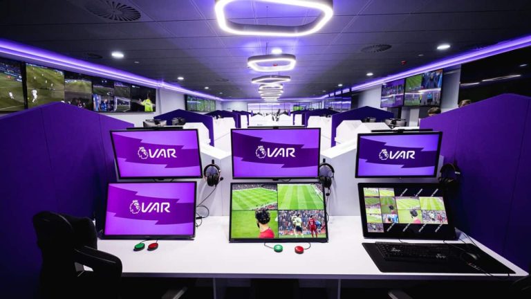La Premier League transmitiría conversaciones del VAR en vivo