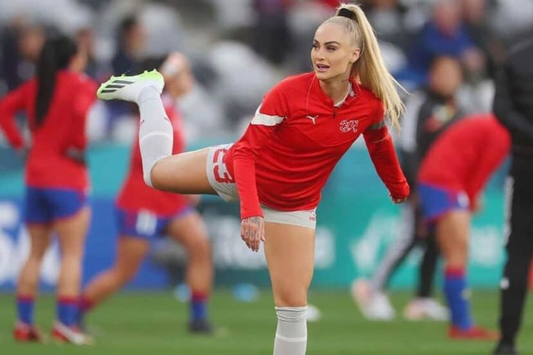 “¿Y qué si Alisha juega maquillada? ¿No flirteaban con su sexualidad Beckham y Ronaldo en el campo?”
