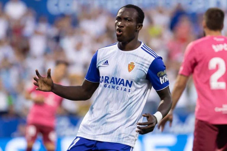 Conmoción en el fútbol: murió el jugador ghanés Raphael Dwamena tras desplomarse en un partido
