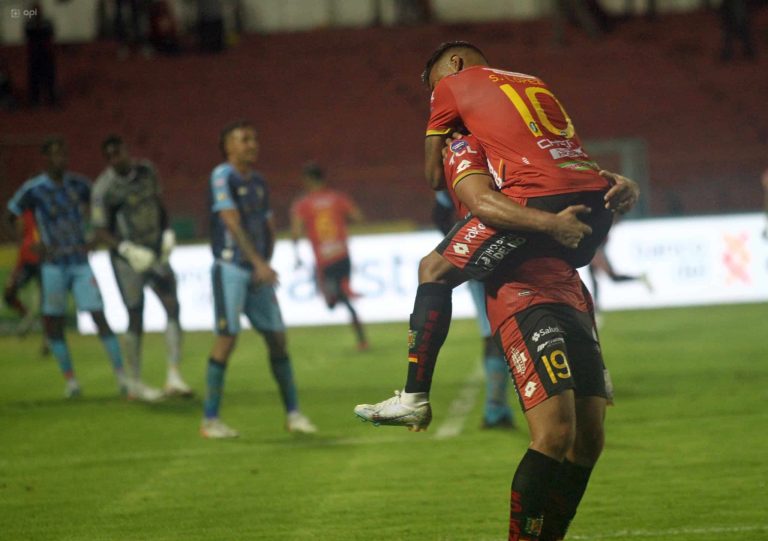 (VIDEO) SIN VAR Y EL ÁRBITRO SALIÓ LESIONADO: Deportivo Cuenca venció a El Nacional