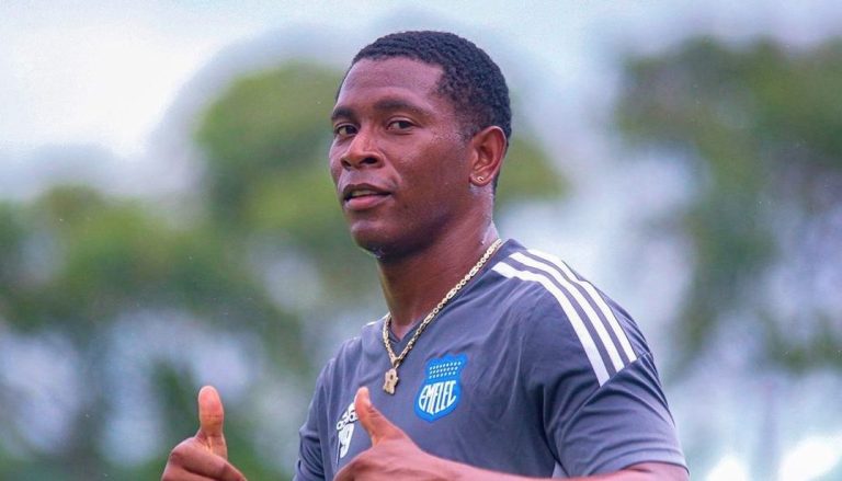 Byran Angulo, presente en la práctica de Emelec