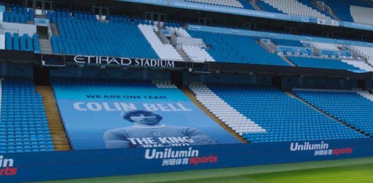 ¿Por qué las vallas publicitarias del Manchester City se ven el doble?