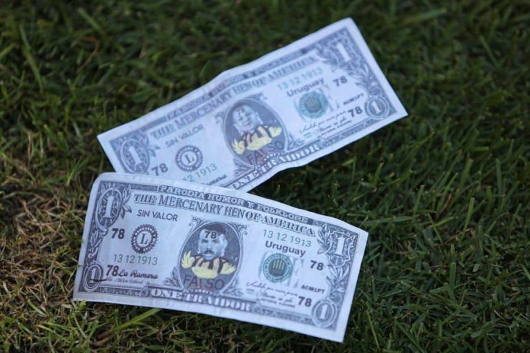 (VIDEO) CLÁSICO EN URUGUAY: Hinchas de Nacional repartieron billetes con la cara de Rodríguez