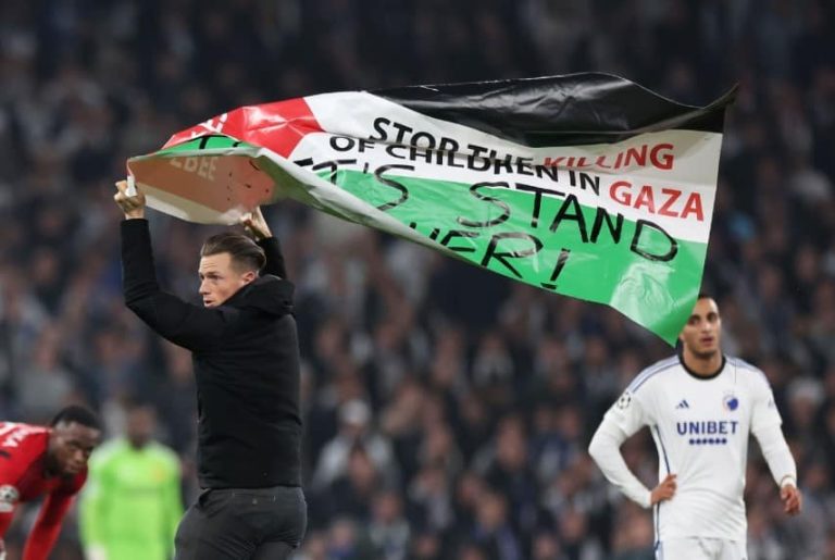 (VIDEO) Con mensaje a favor de Palestina: Un aficionado invadió el Copenhague vs United