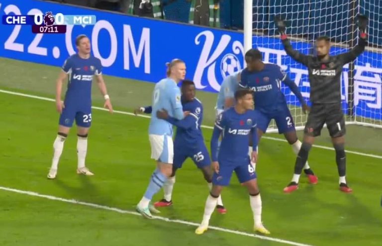 (FOTO) UN DUELO APARTE: Moisés Caicedo vs Erling Haaland