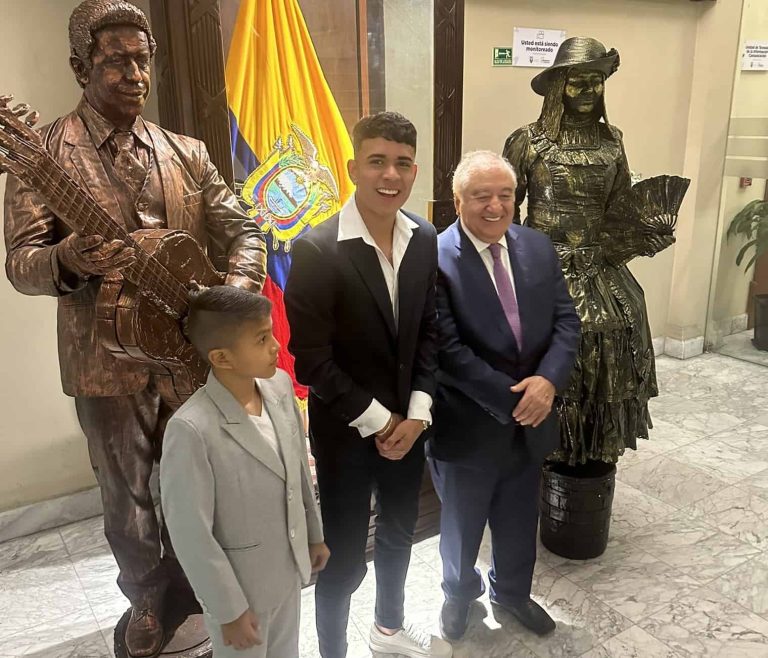 Kendry Páez recibió un reconocimiento de parte de la Gobernación del Guayas