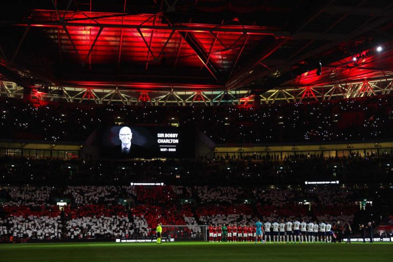 (VIDEO) Emotivo homenaje de Wembley a Sir Bobby Charlton