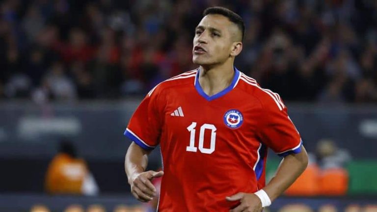 (VIDEO) Grave denuncia de Alexis Sánchez: “Sale excremento de nosotros mismos en la ducha”