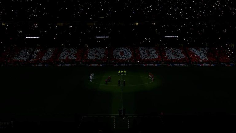 (VIDEO) El tremendo homenaje a Bobby Charlton en Wembley previo al partido de Inglaterra