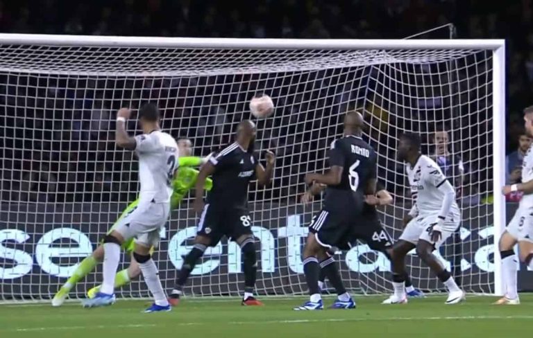 (VIDEO) ¡Estuvo cerca! Piero Hincapié casi marca en la Europa League