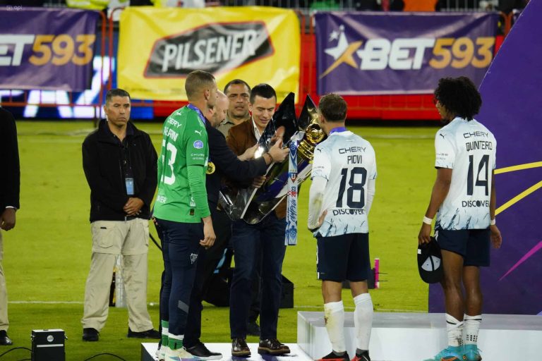 (VIDEO) ¡El Presidente Daniel Noboa entregó el trofeo a LDU!