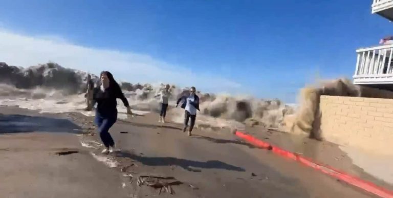 #StudioNews (VIDEO) 8 heridos tras recibir el impacto de una gigantesca ola