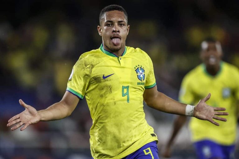 (FOTO) Vitor Roque ya luce la camiseta del FC Barcelona