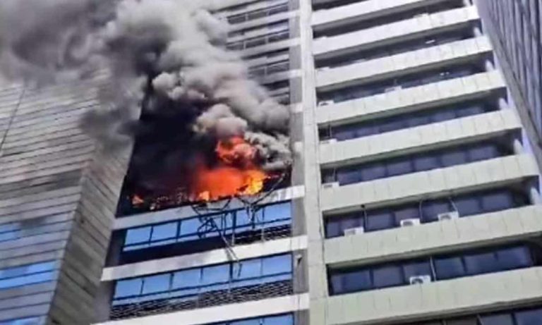 #StudioNews | Incendio al lado de la Secretaría de Trabajo en Argentina: investigan si fue una explosión