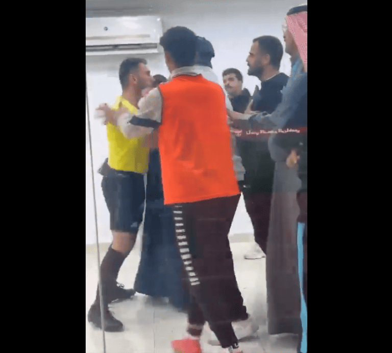 (VIDEO) Brutal agresión a un árbitro: le dieron hasta ‘con el balde’