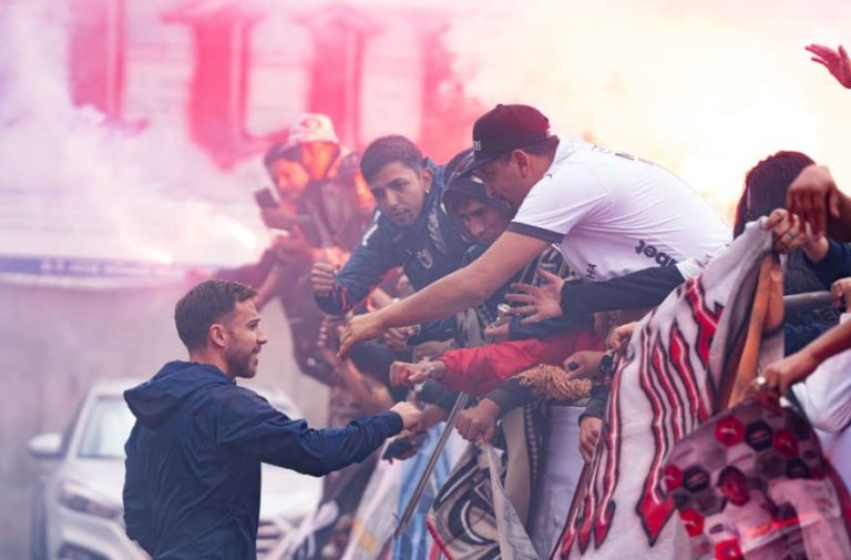 (VIDEO) JUNTO A LOS JUGADORES: Así fue el banderazo de los hinchas de LDU