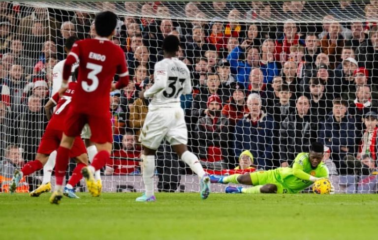 (VIDEO) El United resistió en Anfield: El Liverpool perdió la punta en la Premier League
