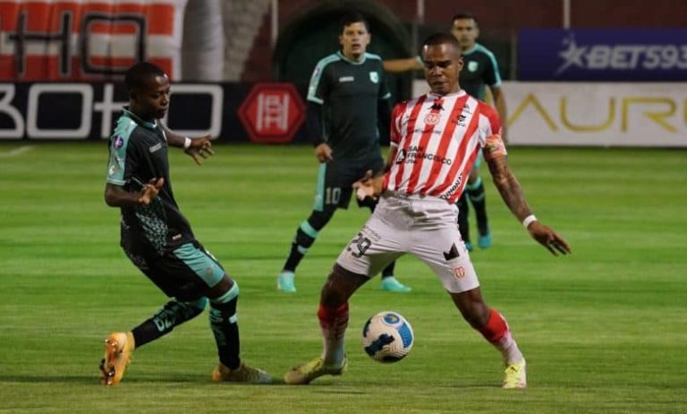 Un club del astillero y dos de Quito interesados en Dennis Quintero
