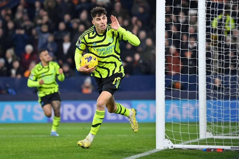 (VIDEO) ¡Salvó la punta en el final! Arsenal ganó 4-3 al Luton