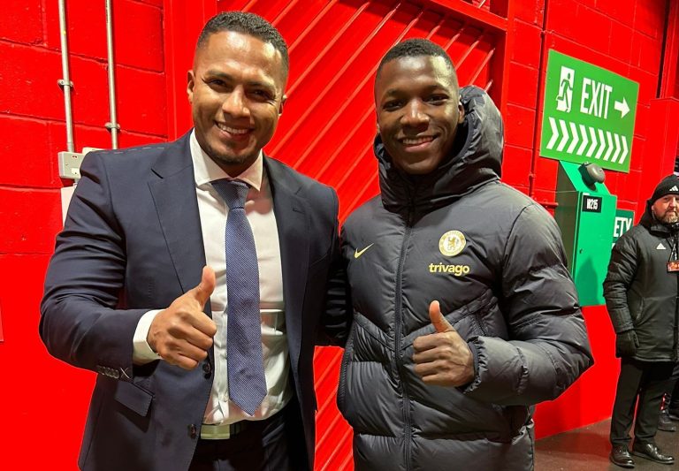 Grato encuentro entre Antonio Valencia y Moisés Caicedo en Old Trafford