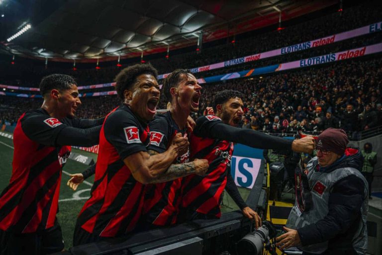 Willian Pacho destacó en una gran remontada del Eintracht Frankfurt