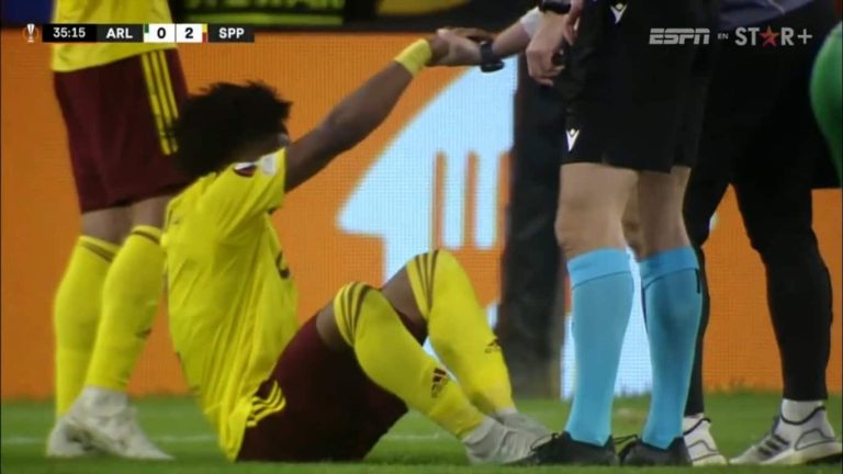 ¡QUÉ NO SEA NADA GRAVE! Angelo Preciado salió lesionado en la Europa League