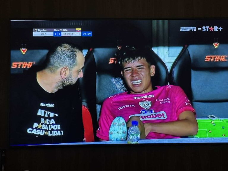 Kendry Páez salió lesionado en la final