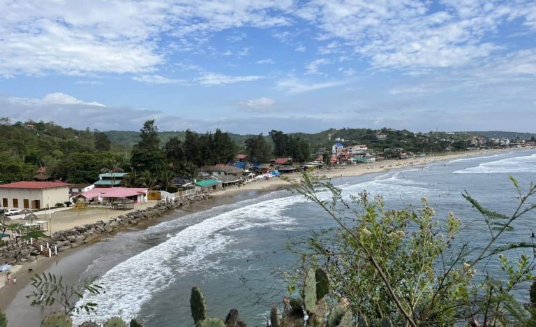 #StudioNews Alerta por contaminación en la playa de Montañita: Se prohíbe entrar al mar