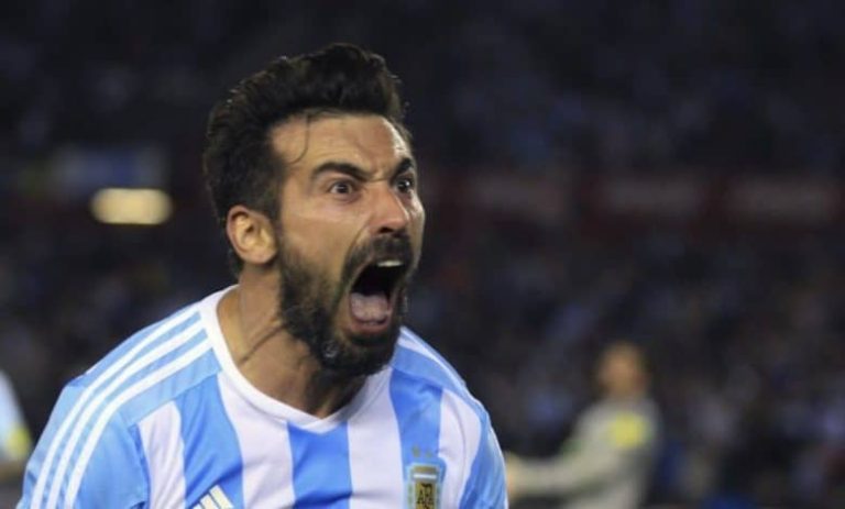 ¡Apuñalan a Ezequiel Lavezzi y está internado!