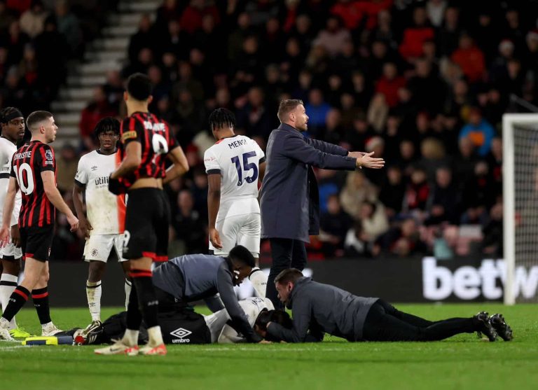 (VIDEO) Capitán del Luton Town se desplomó el pleno partido de Premier League