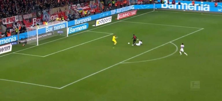 (VIDEO) LA SALVADA DEL AÑO: Tremendo lo que hizo Willian Pacho
