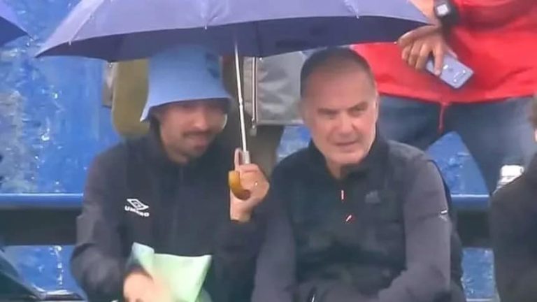 (VIDEO) “O me putea o se ríe”: Bielsa y un divertido momento