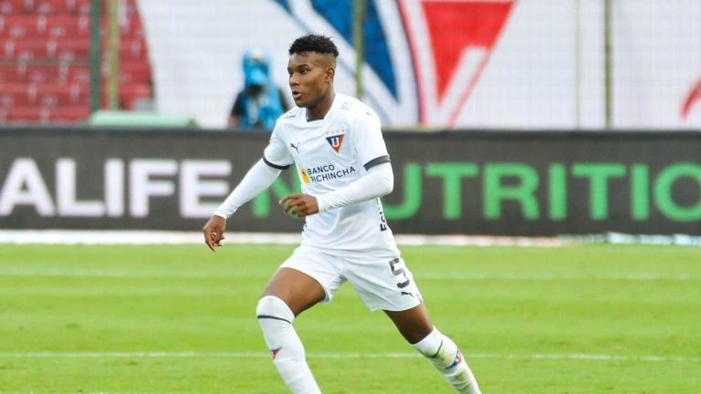 Luton Town desistió: LDU espera nuevas ofertas formales por Óscar Zambrano