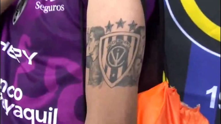(VIDEO) CON IDV EN LA PIEL: Aficionado se tatuó el escudo del equipo