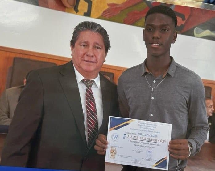 Allen Obando fue reconocido por su desempeño académico y deportivo